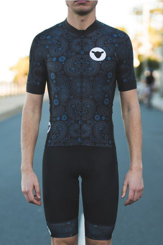 Stylish Paintings Cycling Set Made Out Of Quick Dry Italian Fabric